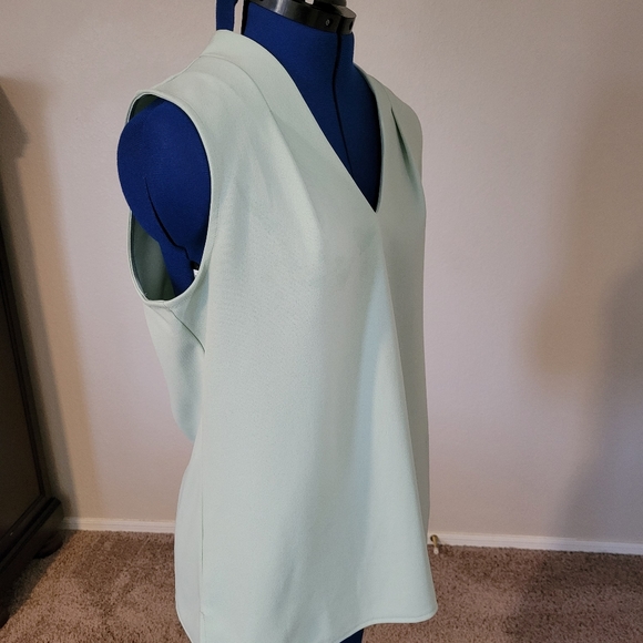 Ann Taylor Sleeveless Green Blouse Size Medium - Picture 2 of 4